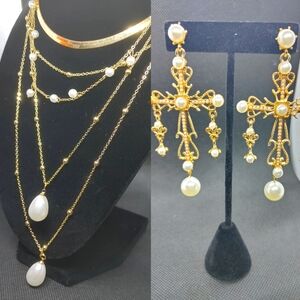 Ladies pearl and gold set
